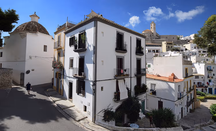 Dalt Vila'da beyaz evlerle çevrili dar sokak