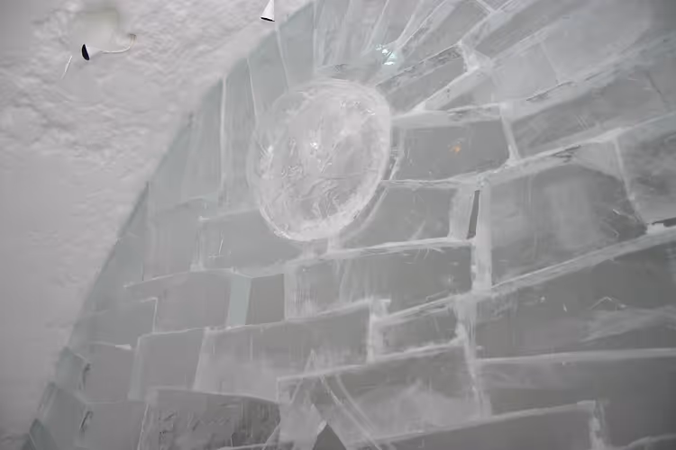 Eiswand mit einem runden Fenster im Hotel