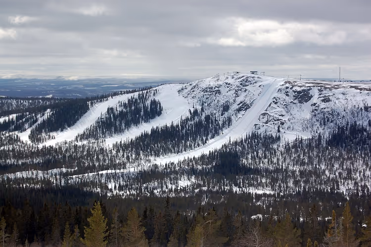 Idre Fjälls skiheiser blant snødekt skog
