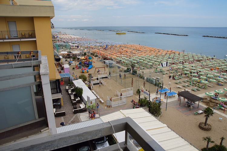 Stranden i Igea Marina med parasoller og lekeplass