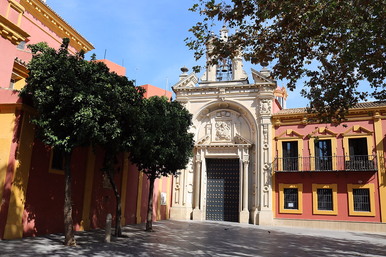 Barokk portal til basilikaen på Plaza de San Lorenzo