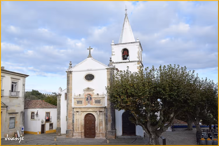 Santa Maria-kerk in Óbidos, gezien vanaf het plein