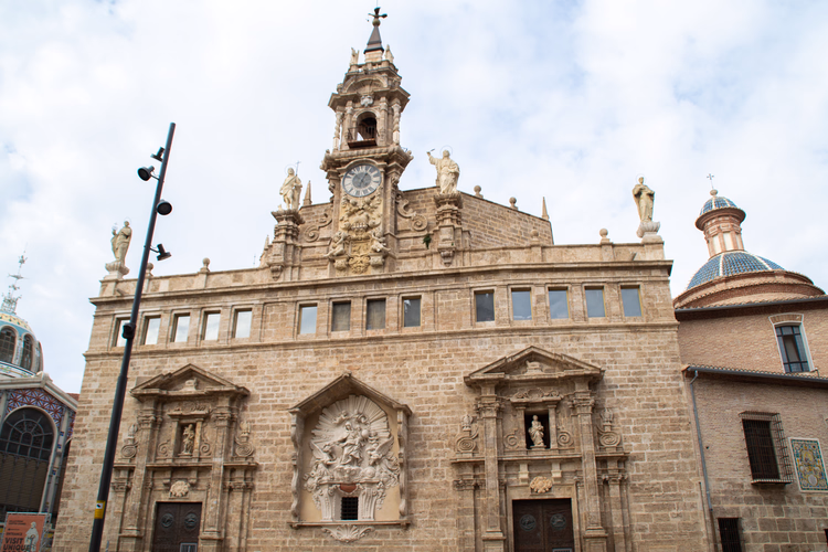 Fachada barroca de igreja com uma pequena torre do relógio
