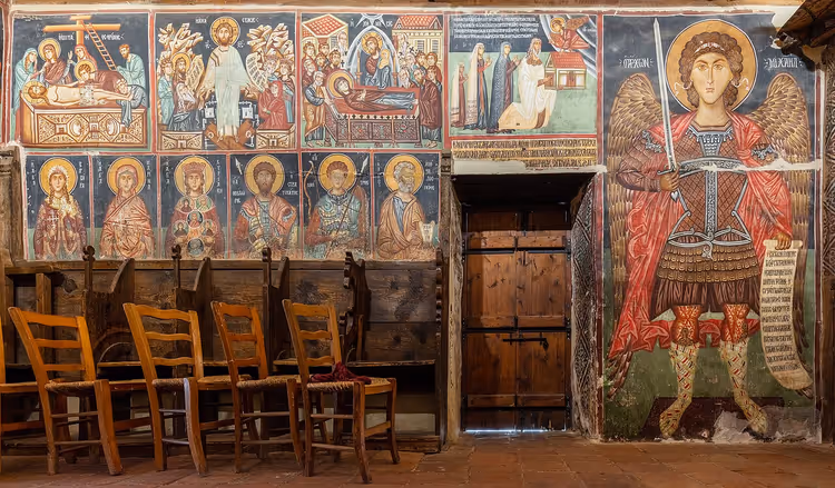 Bemalte Kirche im Troodos mit steilem Dach
