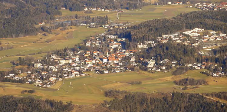 Panorama av Igls med jorder og skoger