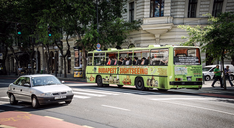 Autocarro turístico de Budapeste na rua