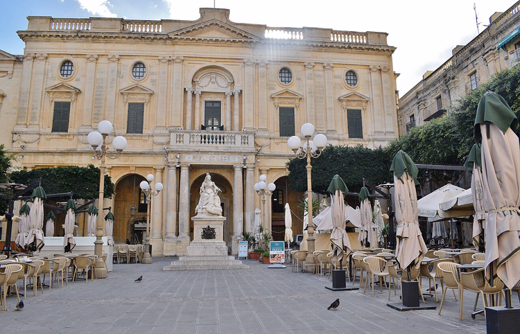 Nasjonalbiblioteket og statuen av dronning Victoria i Valletta