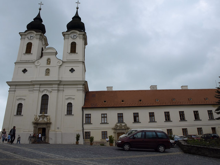 Doppeltürmige Fassade der Abtei Tihany und das Klostergebäude