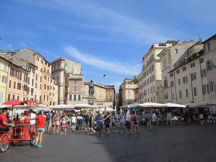 Roma'daki Campo de' Fiori meydanındaki pazar