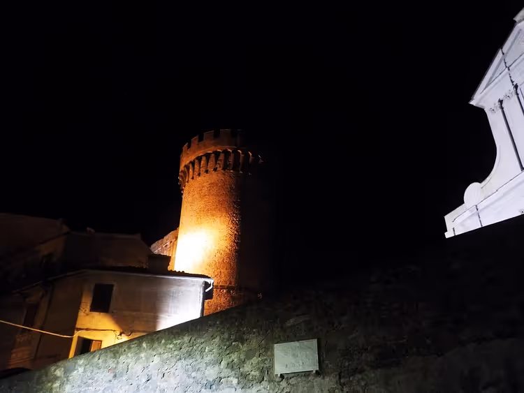 Vue nocturne de Bracciano avec la tour du château illuminée