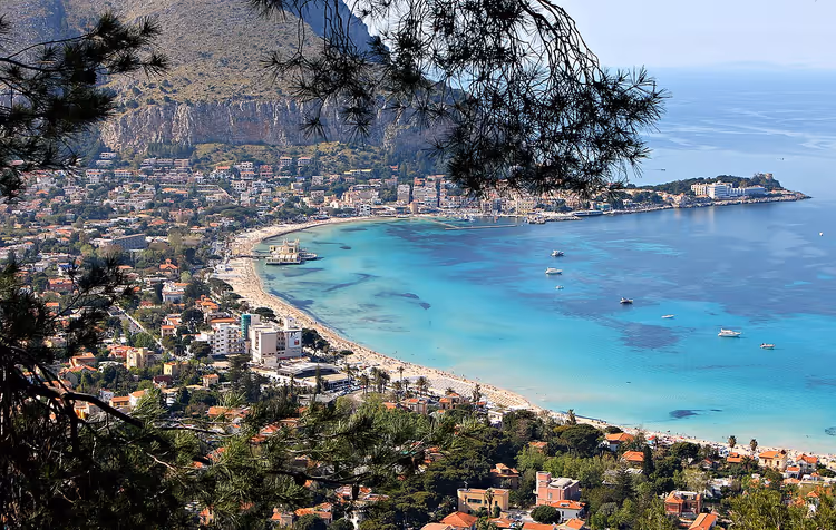 Panorama van de baai van Mondello met strand en stad
