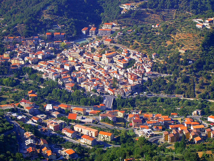 Panorama over byen Sinagra på grønne åser
