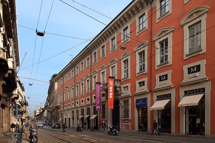 Den røde bygningen til Poldi Pezzoli-museet i Via Manzoni