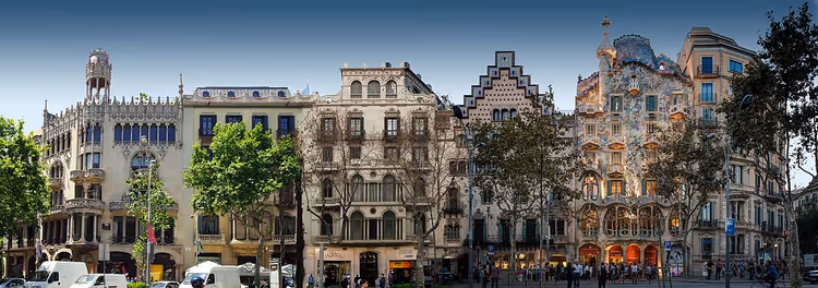 Fassaden des Häuserblocks Illa de la Discòrdia in Barcelona