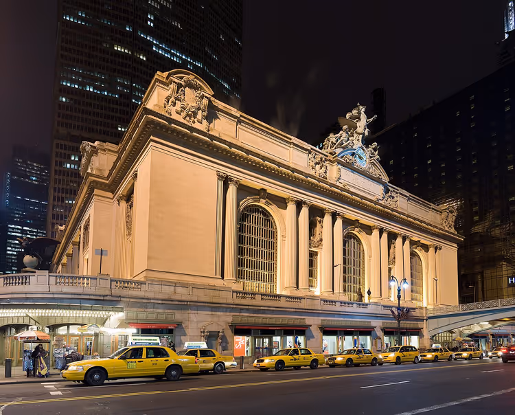 Grand Central Terminal-fasaden om natten, taxier ved inngangen