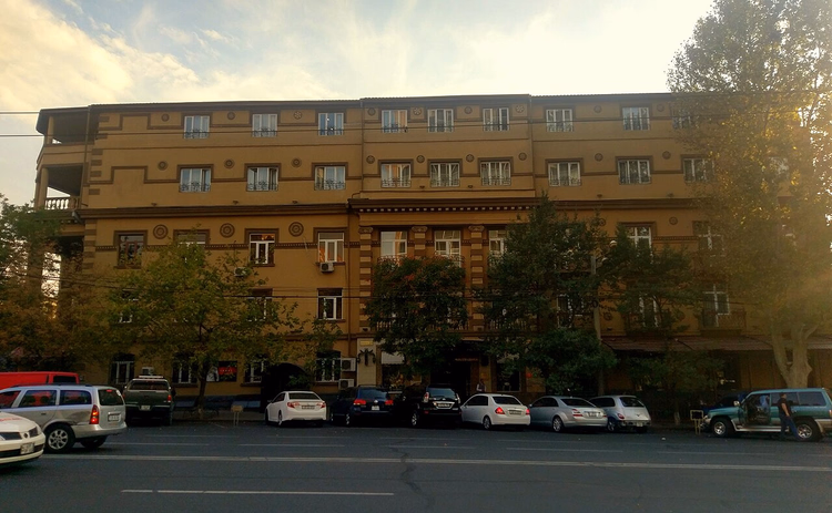 Fassade des Imperial Palace Hotel in Jerewan