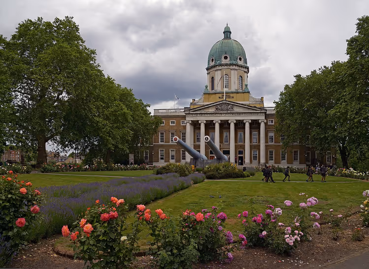 Imperial War Museum med grønn kuppel og kanoner