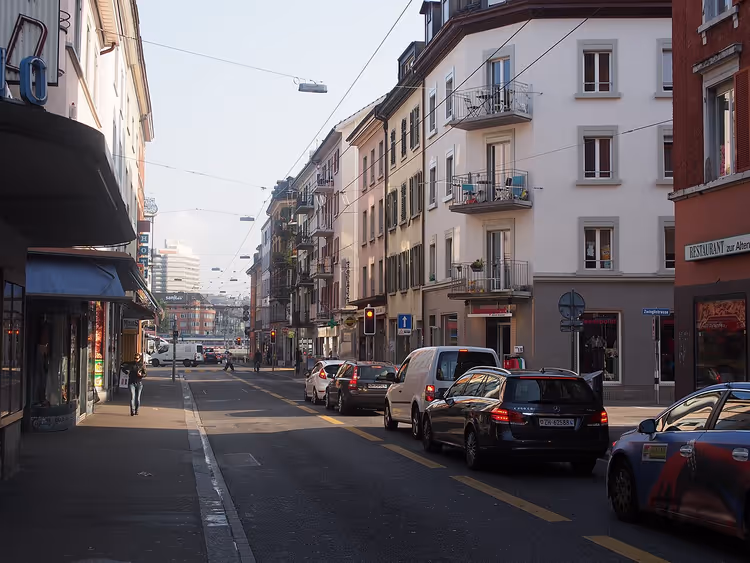 Zürih'te arabalarla Langstrasse