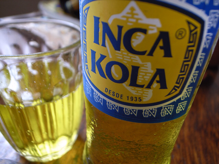 Bir şişe Inca Kola ve bir bardak sarı gazoz
