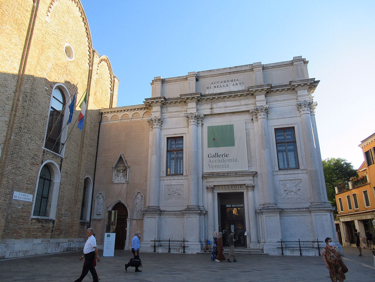 Venedik'teki Gallerie dell'Accademia'nın cephesi ve girişi