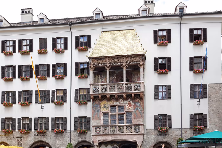 El Tejado de Oro en la fachada de una casa de Innsbruck