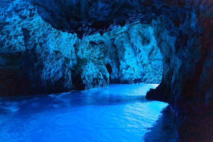 Blaues Leuchten des Wassers in einer Höhle auf Biševo