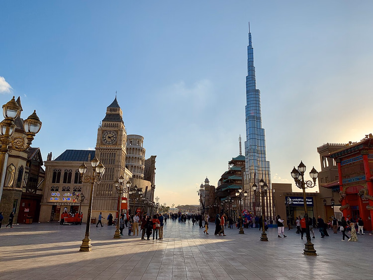 Replikaer av Big Ben og Burj Khalifa i Global Village