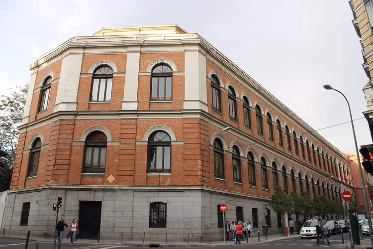 Historisch bakstenen schoolgebouw in Madrid