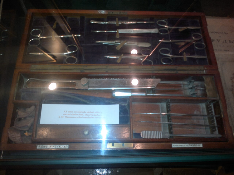 Antieke set chirurgische instrumenten in een museumvitrine