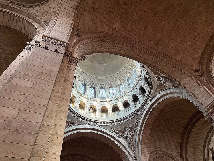 Bogen en koepel in de Basiliek van het Sacré-Coeur