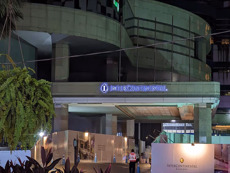 Fasaden til InterContinental Bangkok om natten med skilt