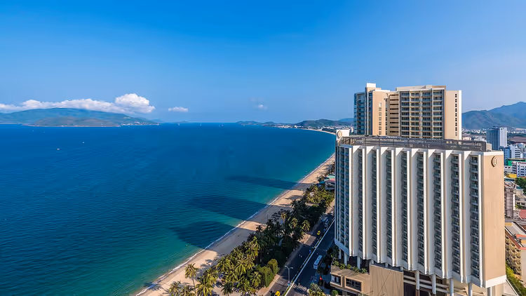 Høyhotell ved sjøen i Nha Trang