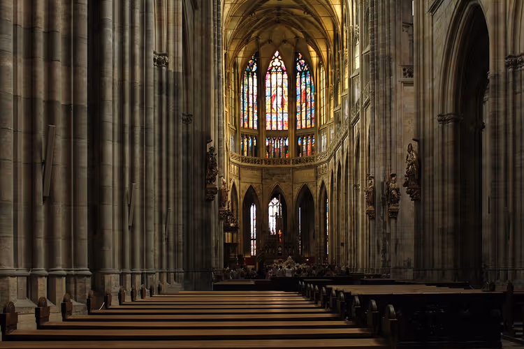 Interieur van de Sint-Vituskathedraal met glas-in-loodramen