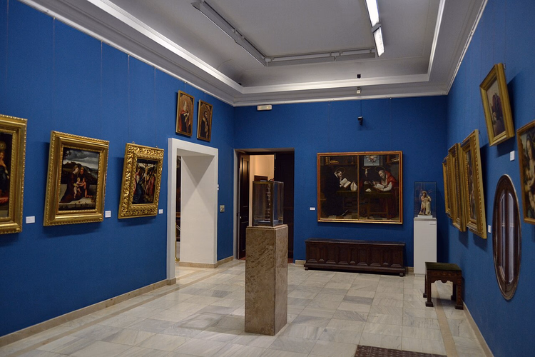 Galeria de pintura com paredes azuis no Museu do Patriarca