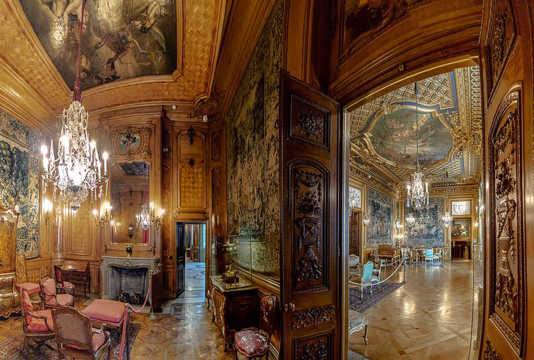 Staatsievertrekken van het Hallwyl Museum met kroonluchters