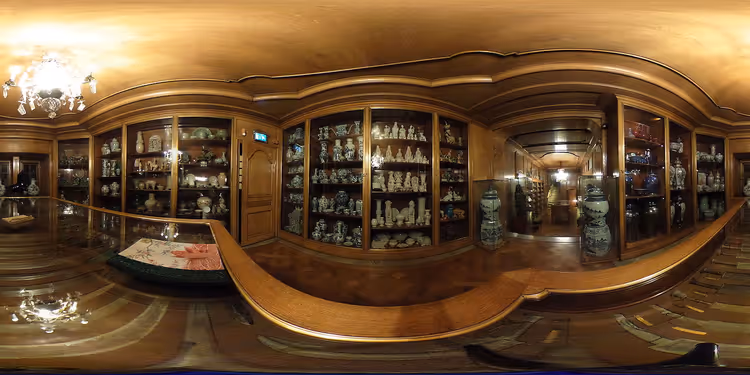 Panoramisch interieur van het Hallwyl Museum met porseleinen vitrines