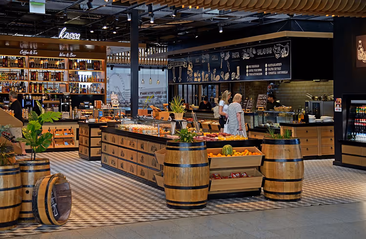 Interieur van een Fins café op Helsinki Airport