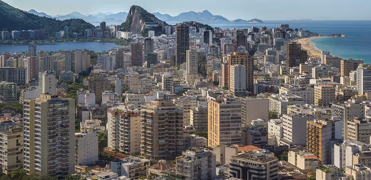 Panorama over Rio de Janeiro med havet og strendene