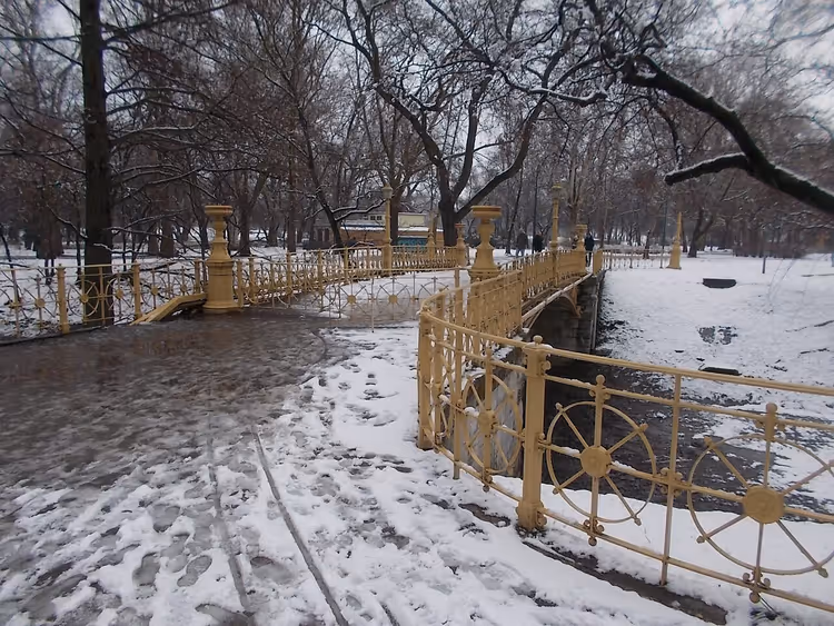 Gele brug over de gracht in het winterse Városliget