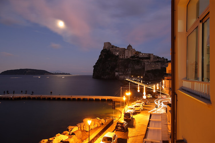 Akşam vakti Ischia'daki Aragonese Kalesi
