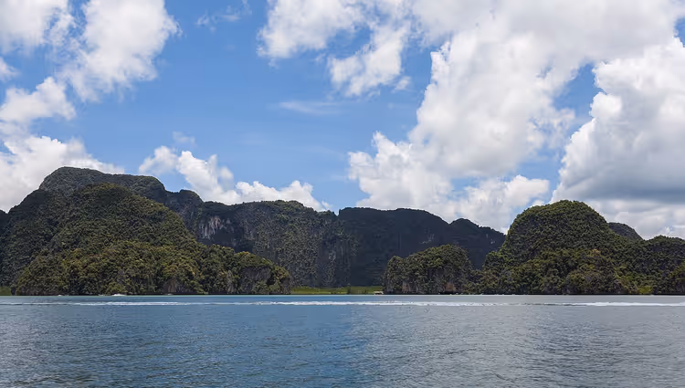 Zee en groene kalksteeneilanden van Phuket