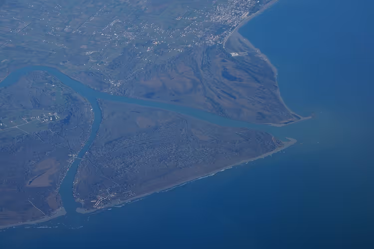 Luchtfoto van het eiland Ada Bojana bij de monding van de Bojana