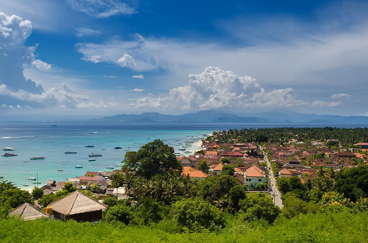 Nusa Lembongan-panorama med landsby og båter