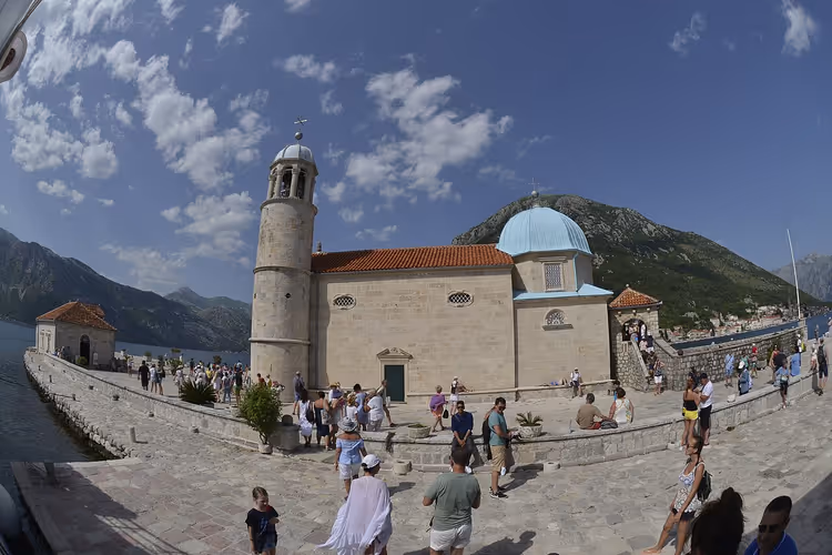 kerk op het eiland Our Lady of the Rocks in de Baai van Kotor