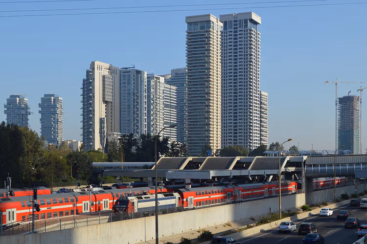 Modernt tåg på en station i Israel