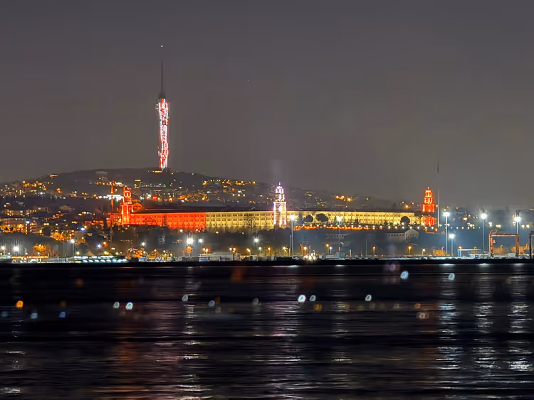 Natt-Istanbul med Camlica-tårnet over vannet
