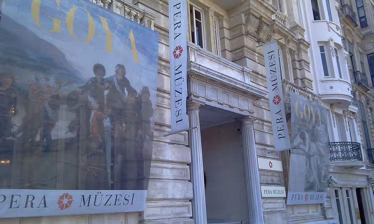 Gevel van het Pera Museum met banners van de Goya-tentoonstelling