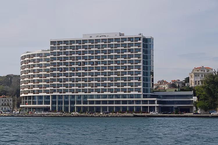 Крупный отель Grand Tarabya на берегу Босфора