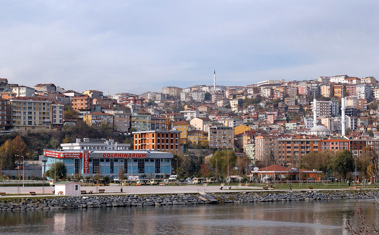 Istanbul delfinariums bygning ved bredden av Det gylne horn