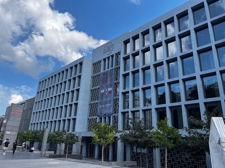 Gevel van het Istanbul Museum voor Schilderkunst en Beeldhouwkunst